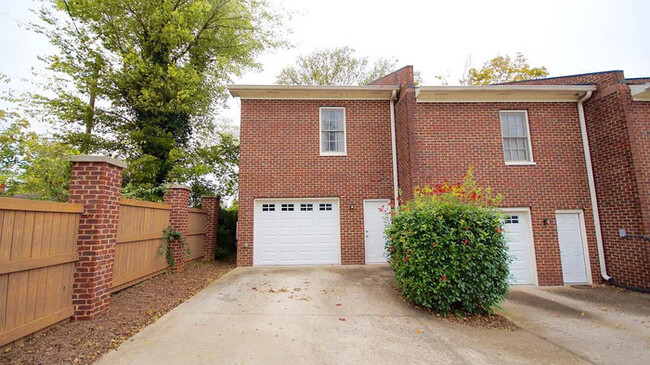 Building Photo - Downtown Townhouse