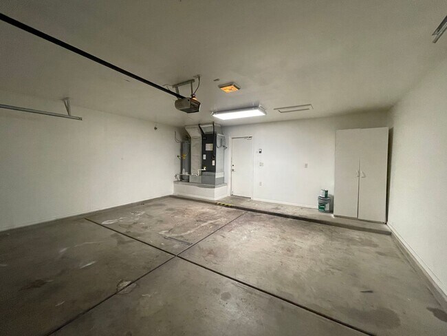 Building Photo - Lovely 4 Bedroom 2 Bath Home!