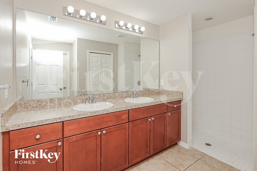 Building Photo - 2423 NW 19th Pl