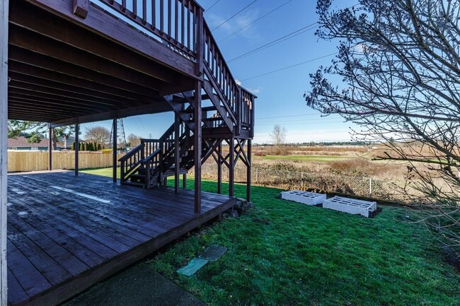 Building Photo - 4 Bedroom 2.5 Bathroom With Large Fenced B...
