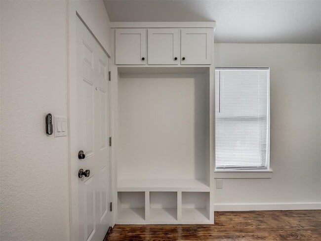 Building Photo - 131 W Acres St