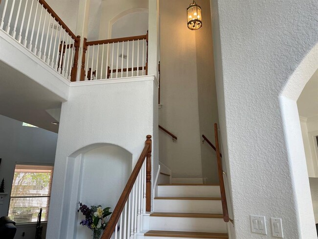 Building Photo - 301 Winding Oak Ln S