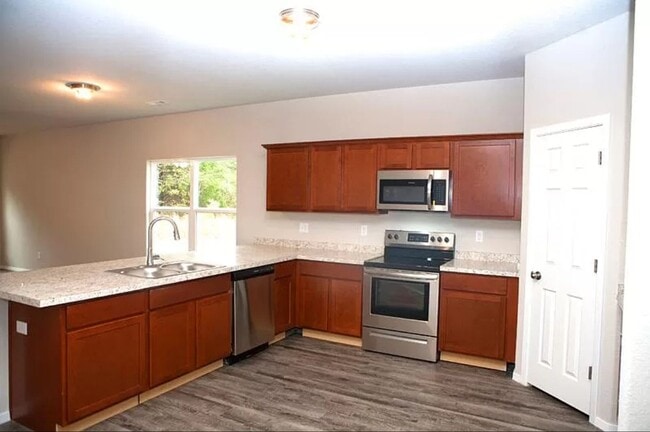 Building Photo - 4-Bedroom, 2-Bathroom West Fayetteville Ho...
