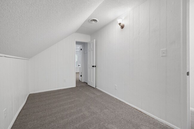 Building Photo - 5 bedroom 3 bath in Covington recently renovated just off the town square