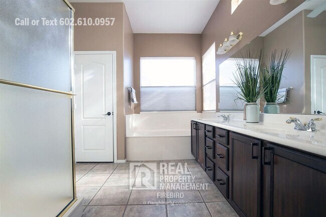 Building Photo - 4907 E Fernwood Ct