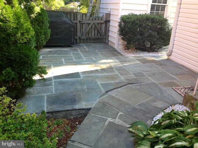 Building Photo - 10118 Cedar Ln