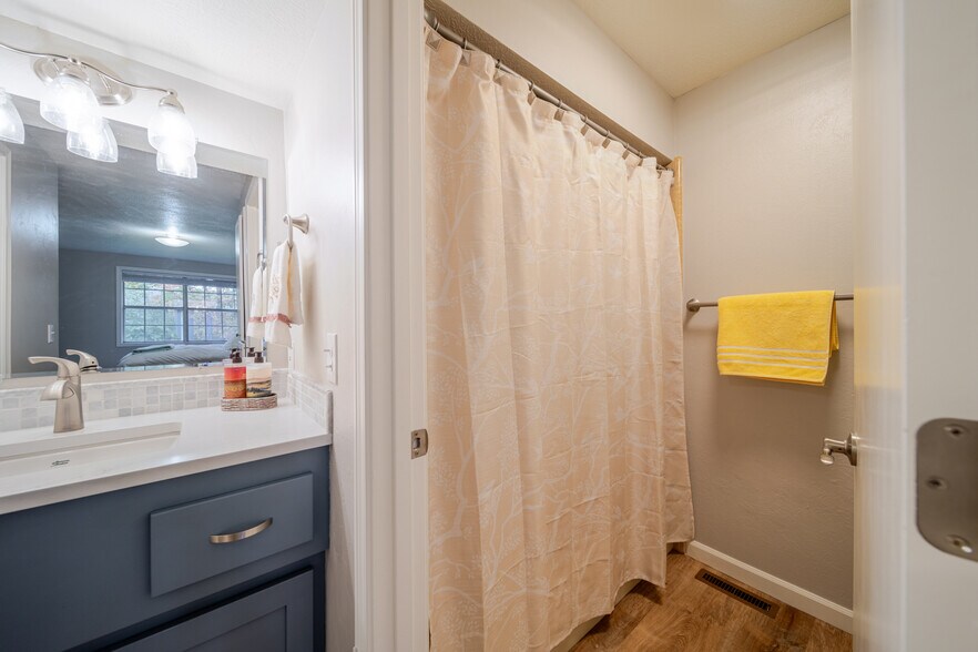 Building Photo - 3124 S Falling Brook Ln