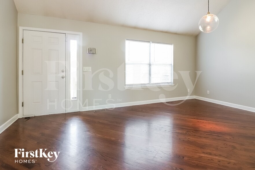 Building Photo - 1605 Cove Dr