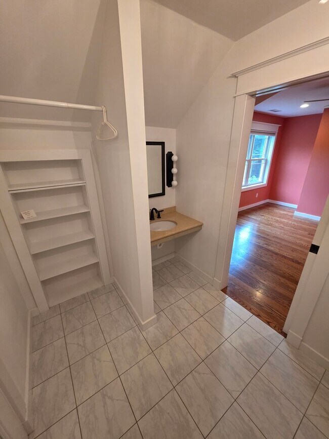 Building Photo - Luxurious 3-Bedroom Home in Poughquag, NY