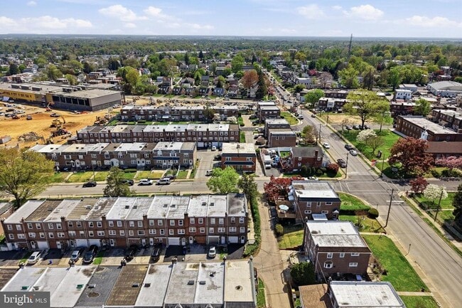 Building Photo - 271 W Wyncliffe Ave