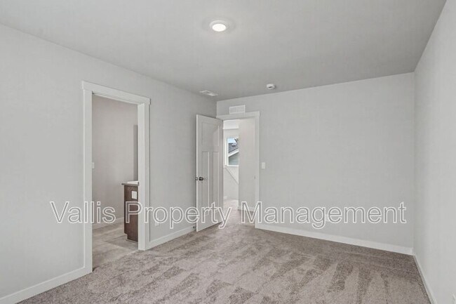 Building Photo - 2618 Mount St Helens Ave SE