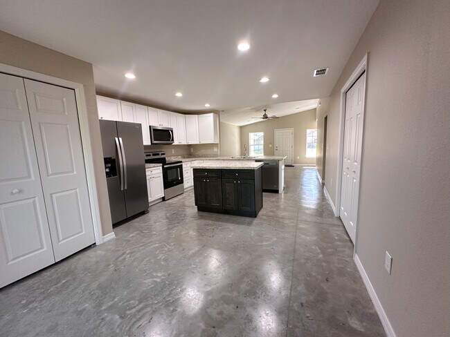 Building Photo - 442 Avenue A NE