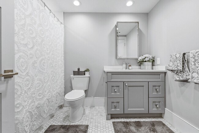 Building Photo - 377 W First St