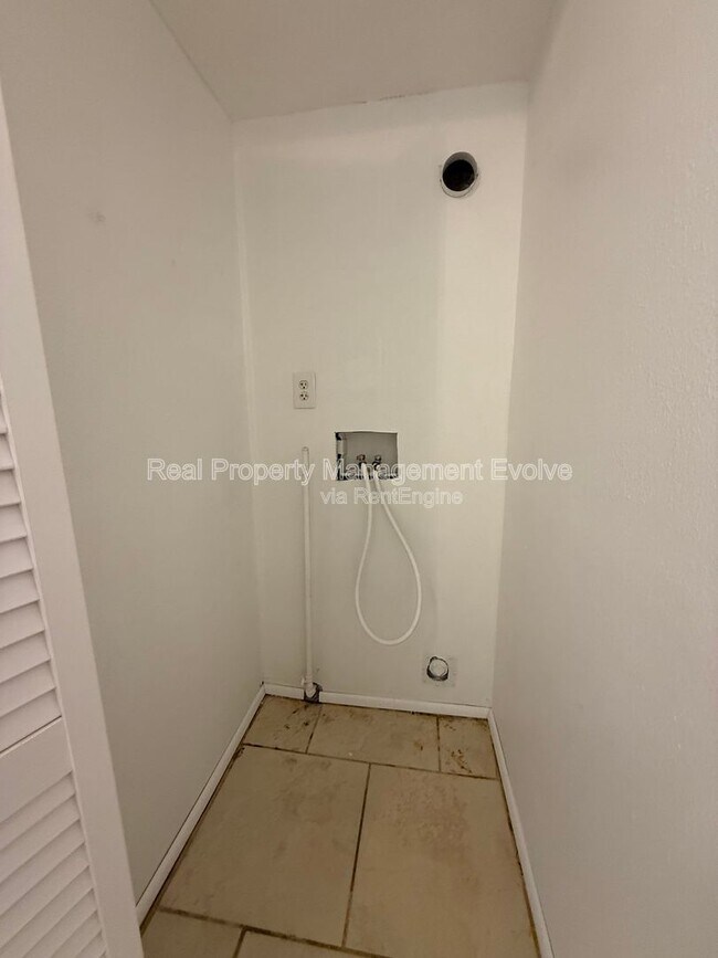 Building Photo - 3840 N 43rd Ave