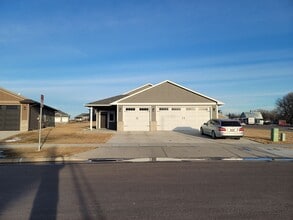 Building Photo - Three bedroom two bathroom triple garage house