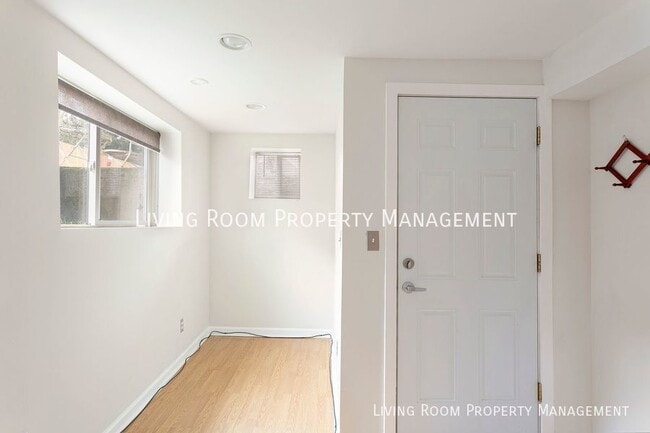 Building Photo - Bright Oversized Basement Apartment in Alb...