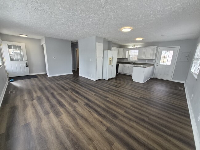 Building Photo - 484 Carol Dr