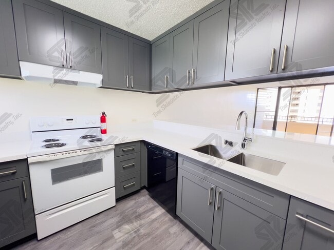 Building Photo - 2 bedroom, 2 bathroom 2 parking at Lakecrest