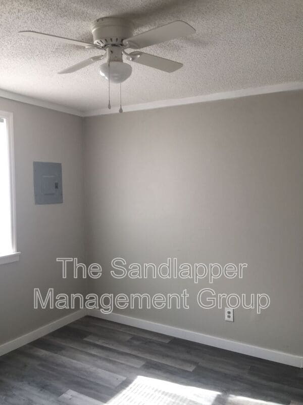 Building Photo - 1927 Iron St