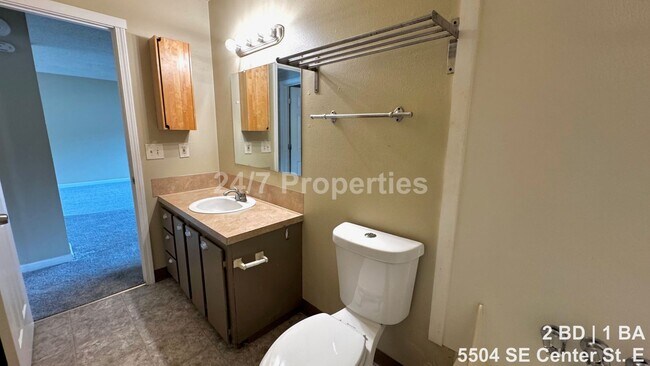 Building Photo - Upper-Level 2 BD | 1 BA Home - FoPo