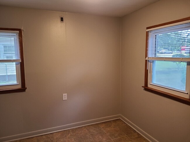 Building Photo - Move in Ready 3 bedroom/one bathroom $1000...