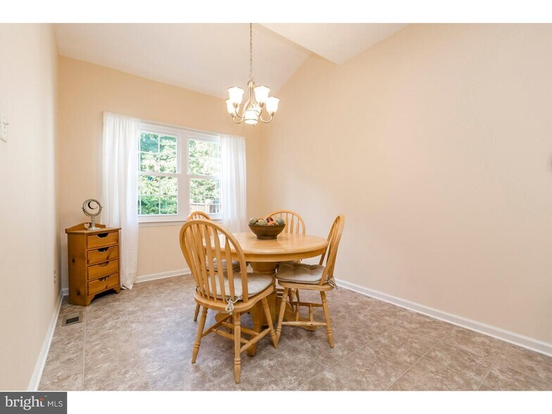 Building Photo - 556 Cork Cir