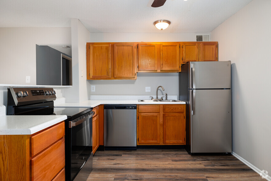 1BR, 1BA - 675SF - Kitchen - Black Forest Apartments