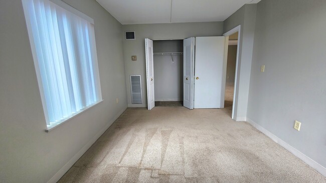 Building Photo - 65 North Point Dr