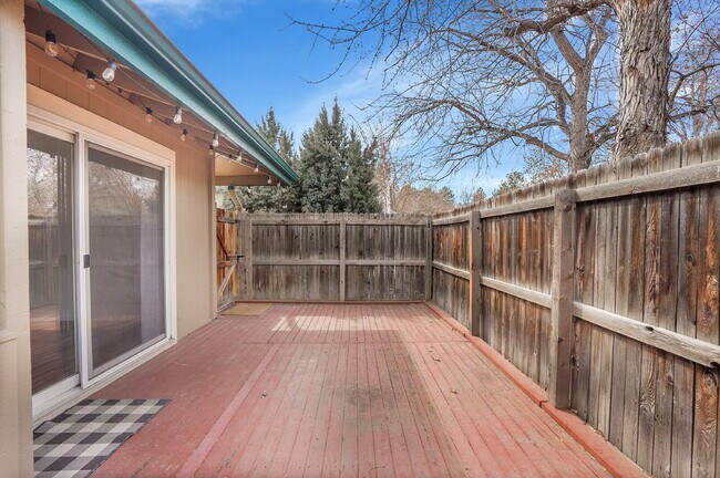 Building Photo - $2,145.95 with $300 Off the first month's rent, 2 Beds - 1 Bath, Townhouse in Greenwood Village w...