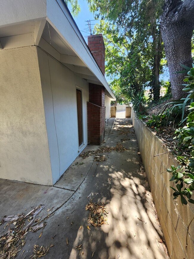 Building Photo - Newly Renovated! Spacious 4-Bed, 2-Bath Ho...