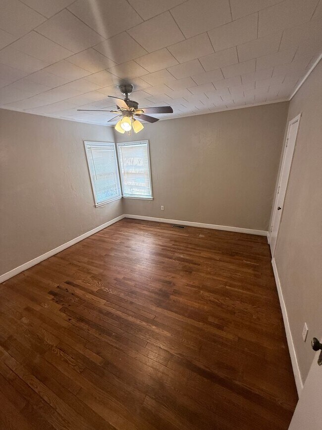 Building Photo - 2/1 in heart of Lubbock!