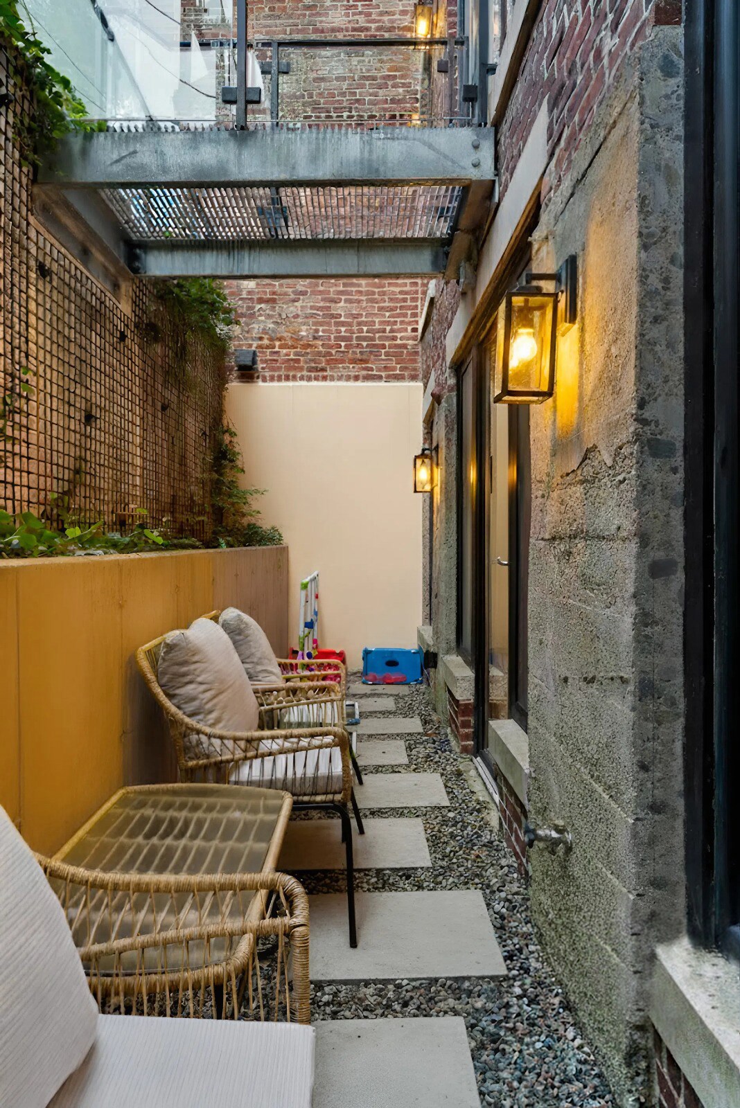 Building Photo - 1566 Beacon St