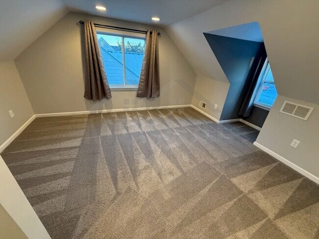 Building Photo - 389 Channing St