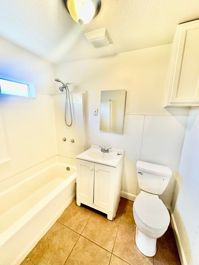 Building Photo - 2/2 With Bonus Room