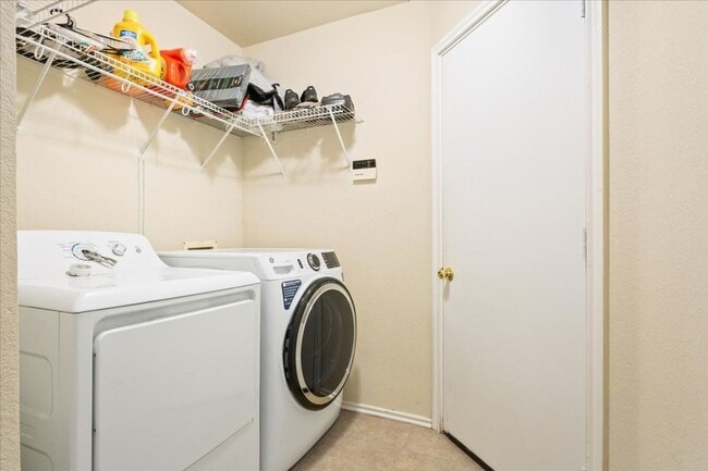 Building Photo - Charming 3/BR 2/BA One-Level Home in Round...