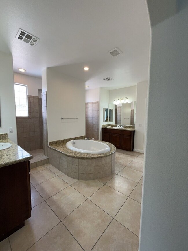 Building Photo - 533 Blanche Ct