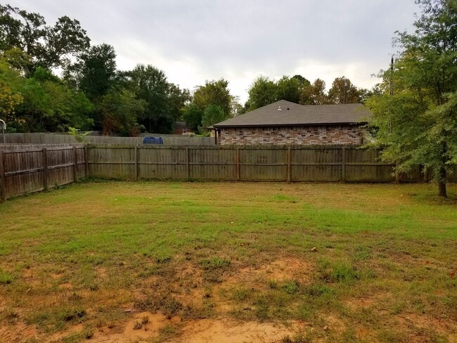 Building Photo - Lindale-Charming 2 Bedroom, 2 Bath House w/Garage!