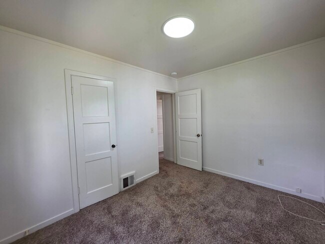 Building Photo - 1206 Putnam St