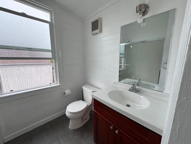 Building Photo - Three Bedroom House in Visitacion Valley