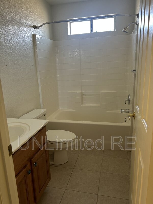 Building Photo - 2290 Interlake Dr