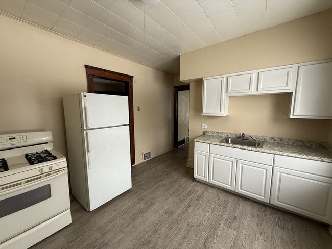 Building Photo - 4bd Single Newburgh Hts Area Cash Pay/Section 8