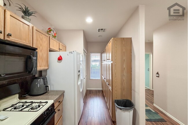 Building Photo - 205 N 74th St