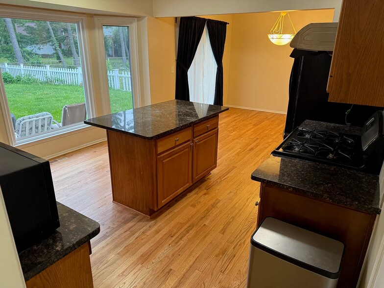 Building Photo - 2884 E Eisenhower Pky