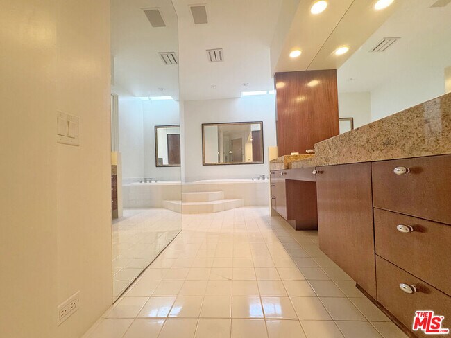 Building Photo - 3505 Ocean Front Walk