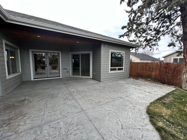 Building Photo - 2360 NW 19th St