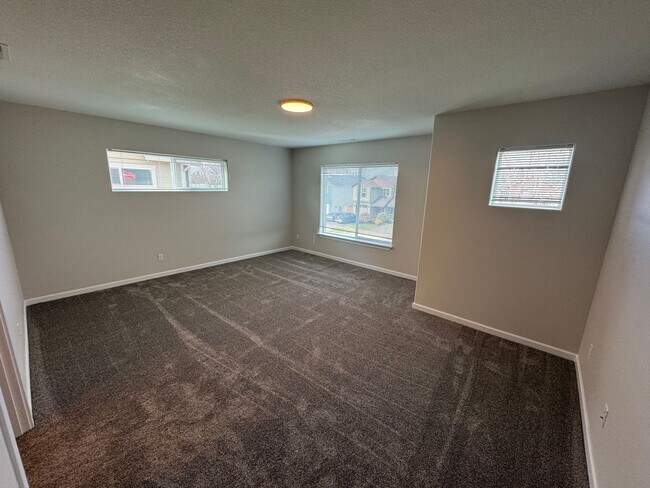 Building Photo - Brand New 3 Bed / 2.5 Bath Duplex! $250 Am...
