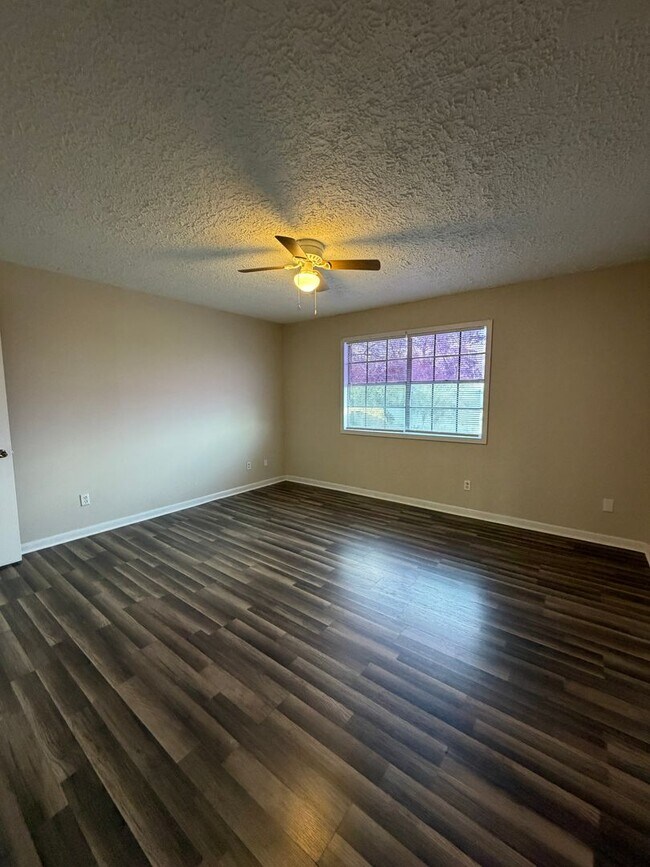 Building Photo - Oak Park Townhome 2/1.5 AVAILABLE NOW