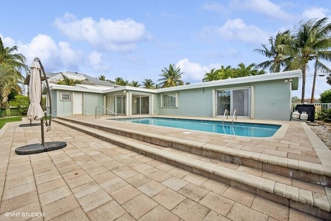 Building Photo - 2433 NE 24th St