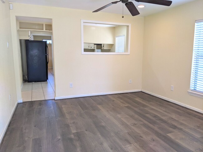 Building Photo - 2 Bed 1 Bath home only minutes away from d...