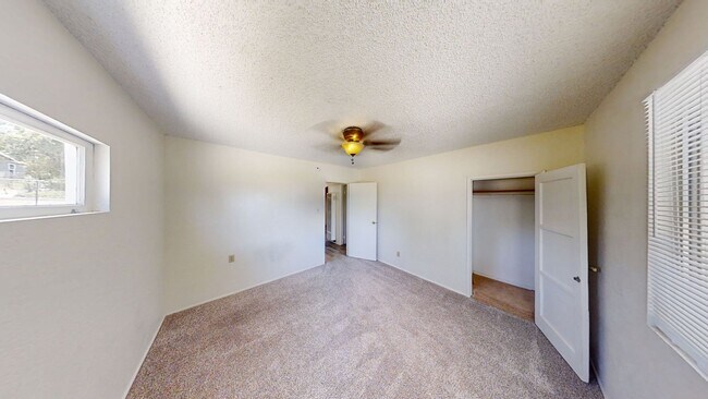 Building Photo - Charming 3 bedroom 2 bathroom in Yucaipa